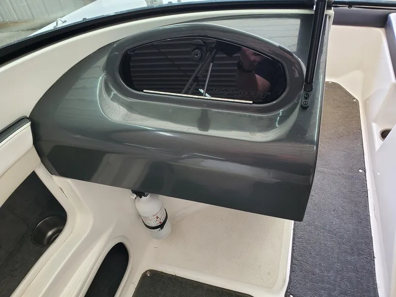 Slide: The Image of Sea Ray 190 Sport 2014 - 34