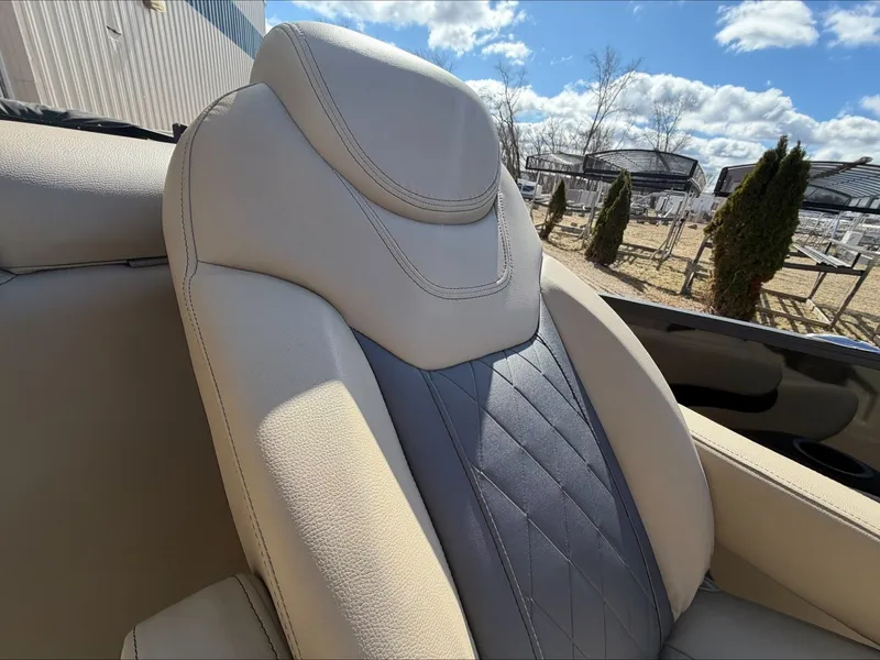 Slide: The Image of Luxurious seat in Starcraft SLS 3 boat, 2023 model. - 28