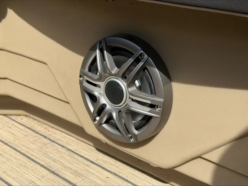 Slide: The Image of Speaker in Starcraft SLS 3 boat, 2023 model. - 32