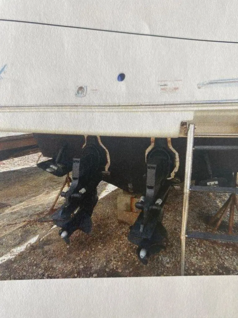 Slide: The Image of Rear view of a 2007 Sea Ray 290 Sundancer boat on land. - 13