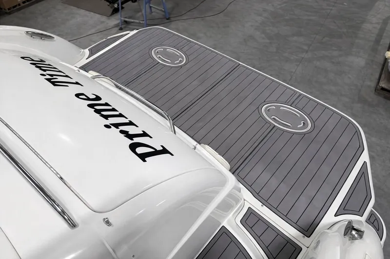 Slide: The Image of Top view of 2005 Formula 370 Super Sport yacht. - 15