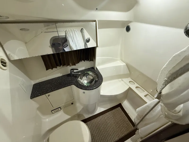 Slide: The Image of Interior of 2005 Formula 370 Super Sport yacht. - 33
