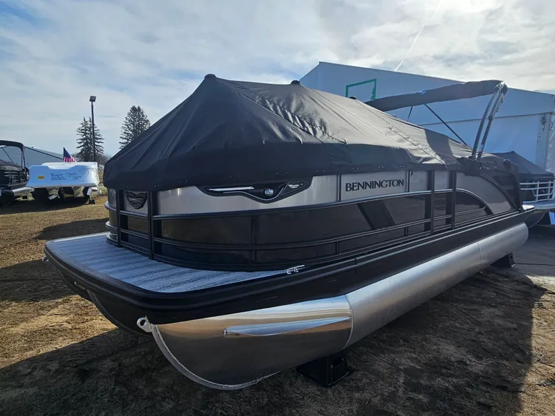 The Image of Bennington M Series 22 M-Fast Back Quad Bench 2026 - 1