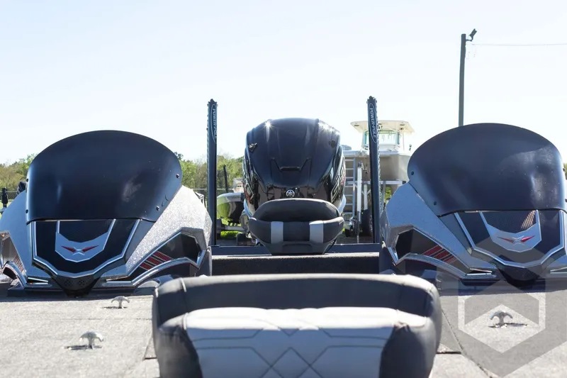 Slide: The Image of 2026 Vexus VXs21 boat with dual engines and sleek design, viewed from the rear. - 40