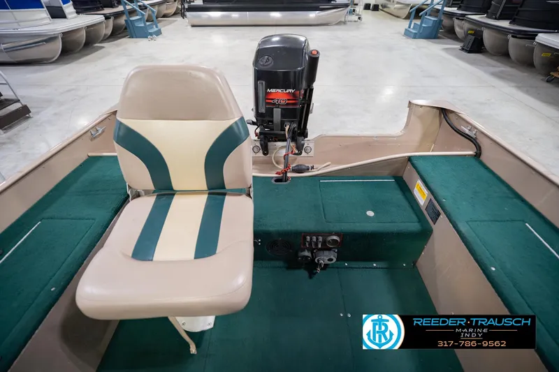 Slide: The Image of 1999 Lund 1650 Explorer SS boat interior with Mercury 40 outboard motor. - 20