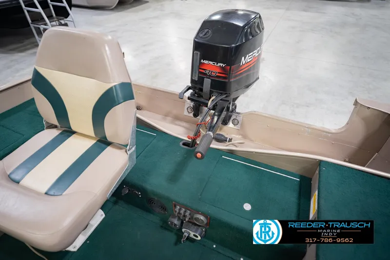 Slide: The Image of 1999 Lund 1650 Explorer SS boat interior with Mercury 40 outboard motor. - 27