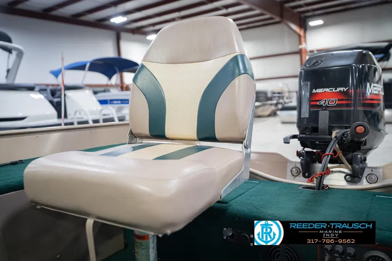 Slide: The Image of 1999 Lund 1650 Explorer SS boat seat with Mercury 40 outboard motor in showroom. - 29