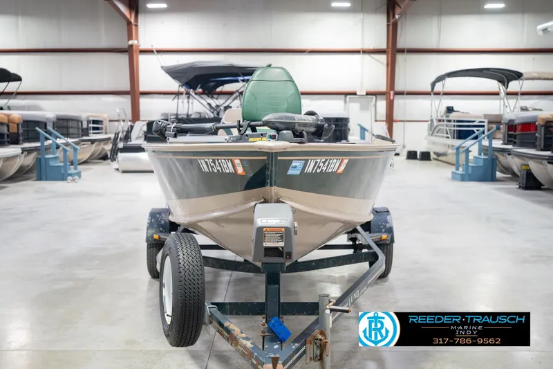 Slide: The Image of 1999 Lund 1650 Explorer SS boat on trailer in showroom. - 4
