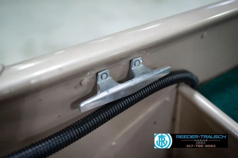 Slide: The Image of Boat cleat on 1999 Lund 1650 Explorer SS, featuring Reeder-Trausch Marine branding. - 46