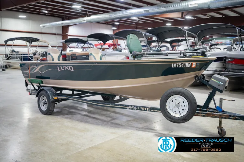 Slide: The Image of 1999 Lund 1650 Explorer SS boat on trailer in indoor showroom. - 5