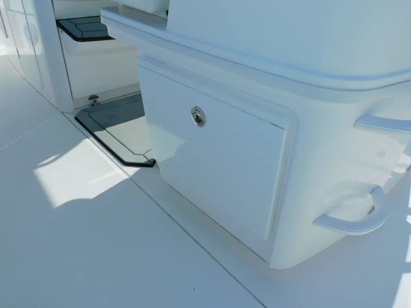 Slide: The Image of Everglades 335 Center Console 2019 - 48