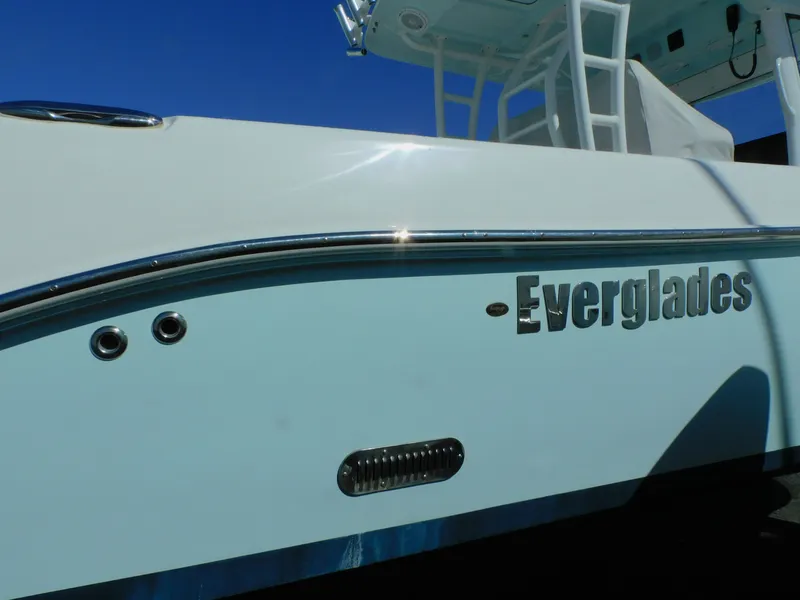 Slide: The Image of Everglades 335 Center Console 2019 - 5