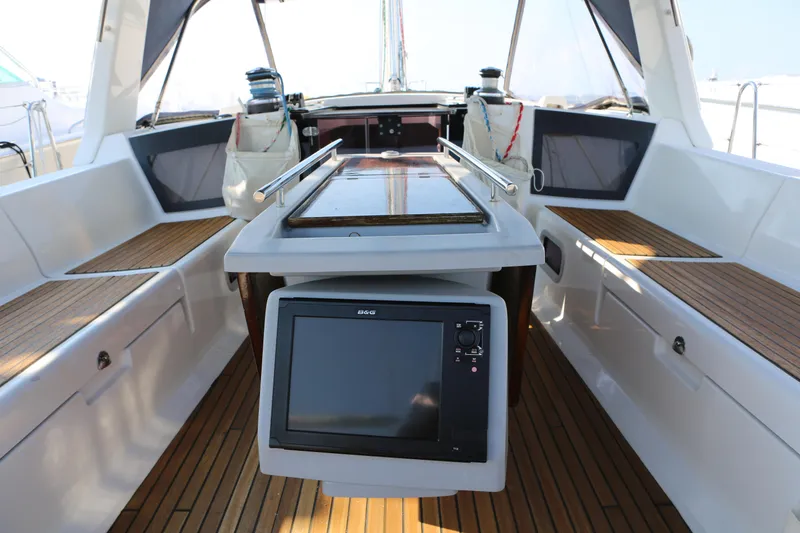 Slide: The Image of B&G GPS/Plotter on swivel bracket - 7