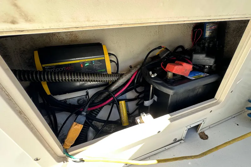 Slide: The Image of Battery compartment of 2001 Parker 2510 Deep Vee Walkaround with ProSport HD12 charger. - 14