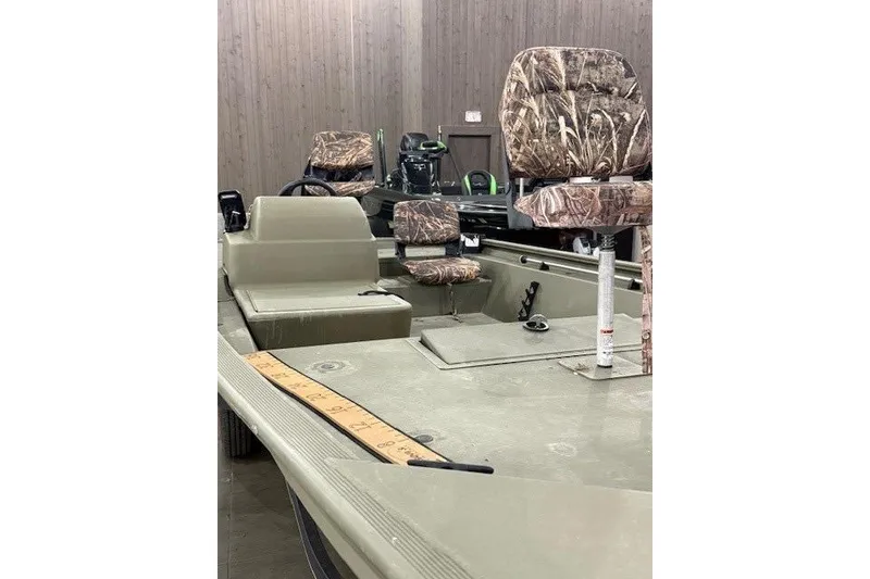 Slide: The Image of 2017 Tracker Grizzly 1754 MVX SC boat with camo seats and spacious deck. - 4