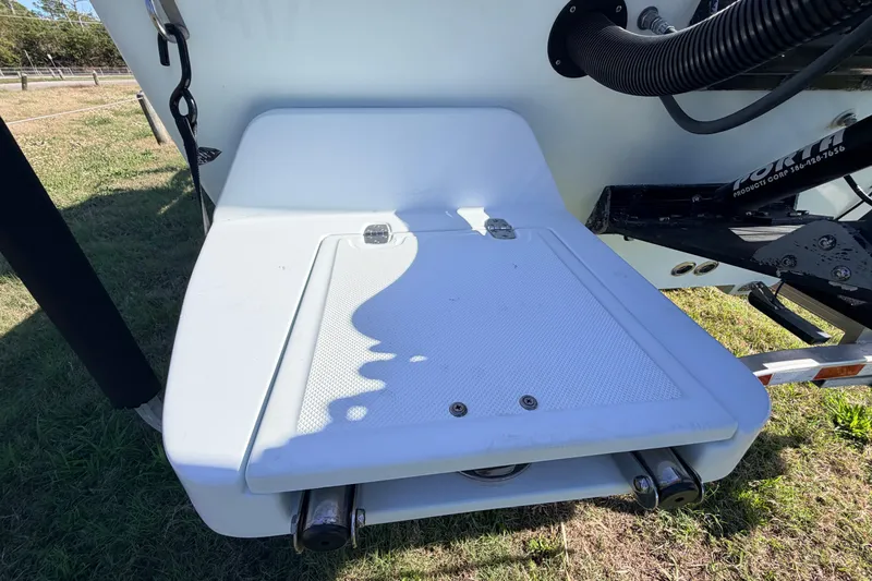 Slide: The Image of Rear view of 2010 Canyon Bay 24H boat with swim platform and ladder. - 85