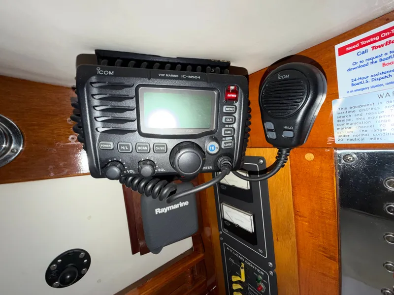 Slide: The Image of ICOM VHF marine radio on Benford 39, year 1985. - 37