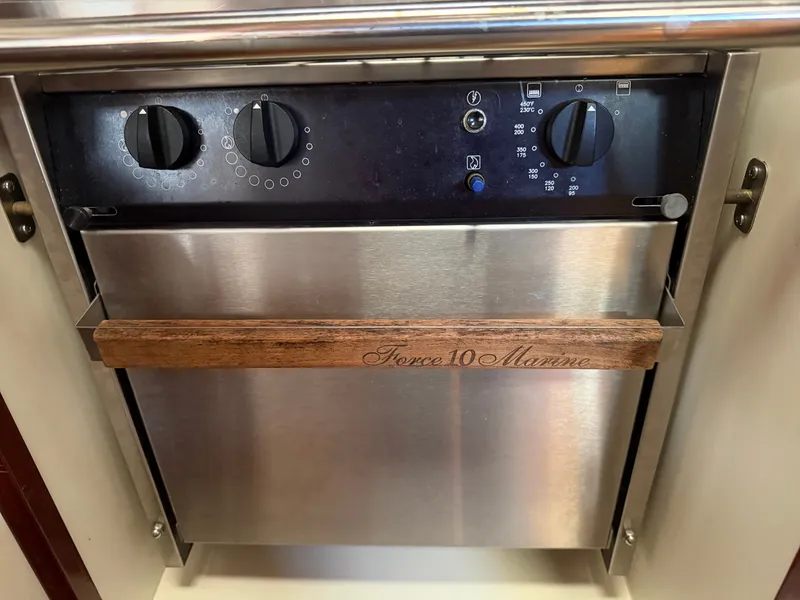 Slide: The Image of Benford 39 1985 oven with wooden handle and control knobs. - 48