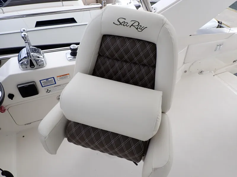 Slide: The Image of Sea Ray 510 Fly 2015 - 108