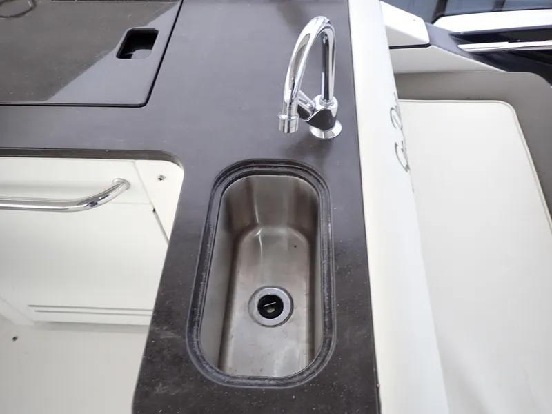 Slide: The Image of Sea Ray 510 Fly 2015 - 96