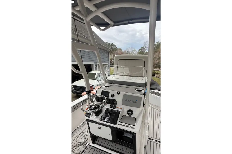 Slide: The Image of 2020 Yamaha Boats 195 FSH Sport helm with Garmin navigation system and steering wheel. - 5