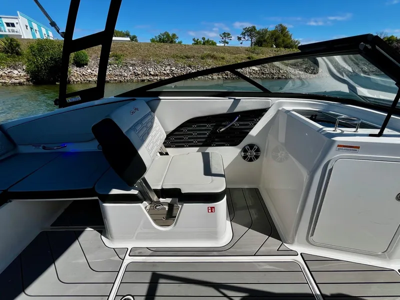 Slide: The Image of Sea Ray 21 SPX OB 2025 - 12