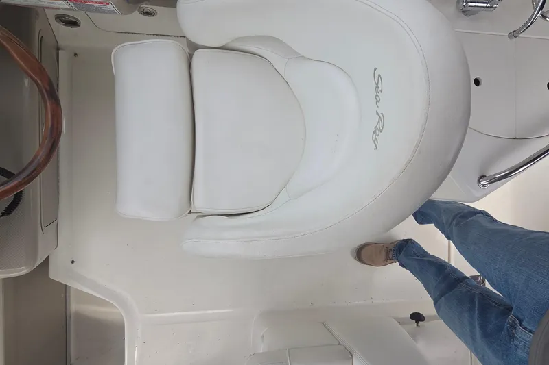 Slide: The Image of White leather seat on 2006 Sea Ray Sundancer 280 boat deck. - 25