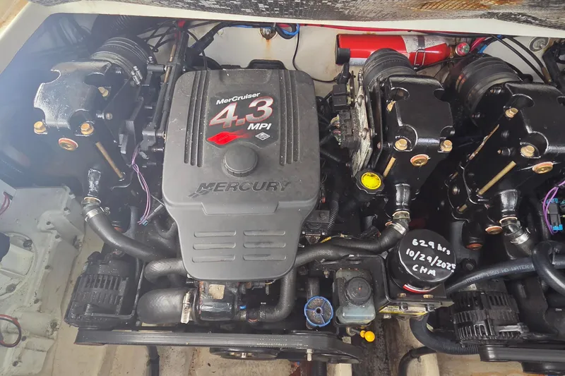 Slide: The Image of Engine compartment of 2006 Sea Ray Sundancer 280 with MerCruiser 4.3 MPI engine. - 33