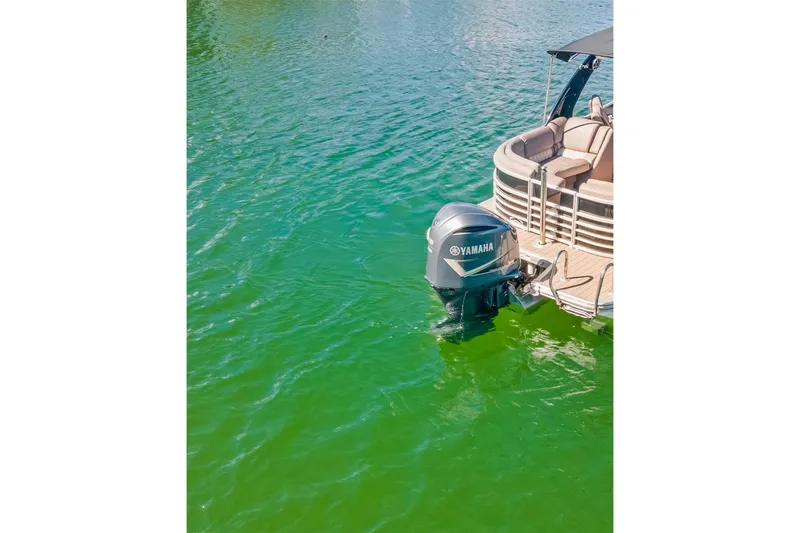 Slide: The Image of 2018 Bennington 25 QSR pontoon boat with Yamaha outboard motor on green water. - 7
