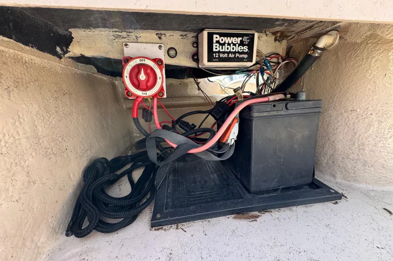 Slide: The Image of Electrical setup in a 2004 Kenner 21 VX boat with battery and air pump. - 40