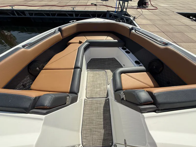 Slide: The Image of Cobalt R8 Surf 2022 - 11