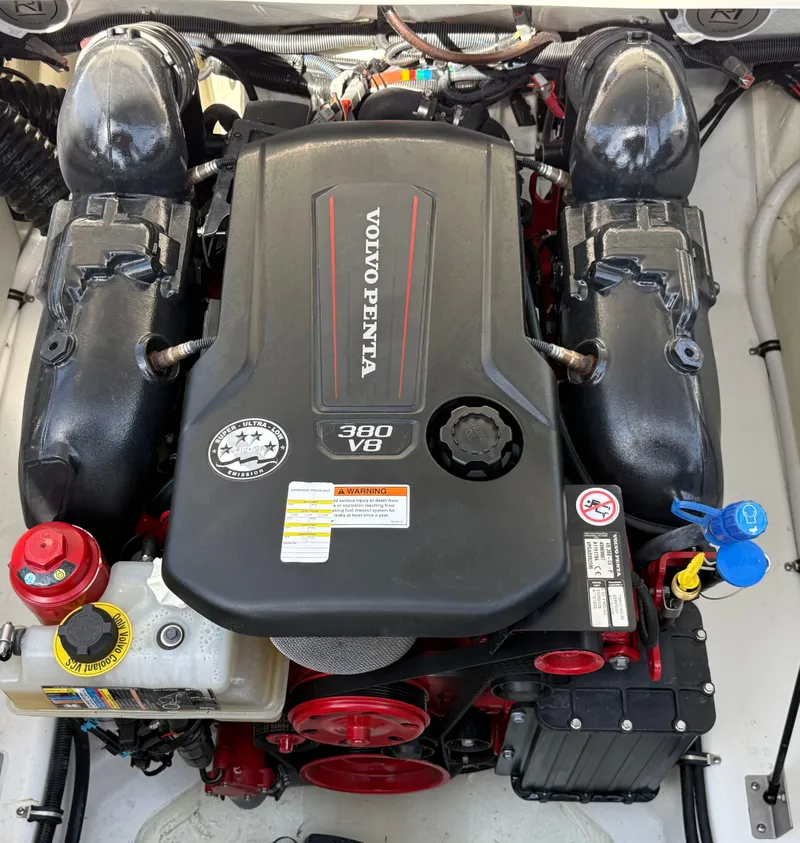 Slide: The Image of Cobalt R8 Surf 2022 - 14