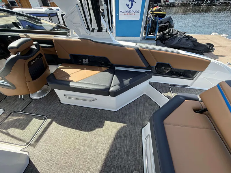 Slide: The Image of Cobalt R8 Surf 2022 - 17