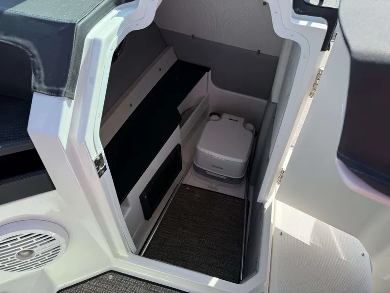 Slide: The Image of Cobalt R8 Surf 2022 - 18