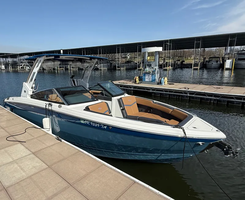 Slide: The Image of Cobalt R8 Surf 2022 - 3