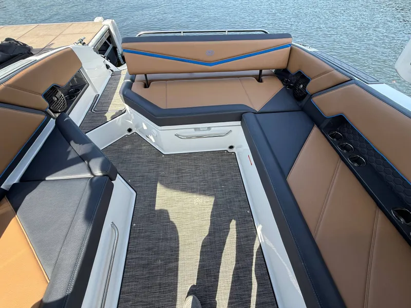 Slide: The Image of Cobalt R8 Surf 2022 - 5