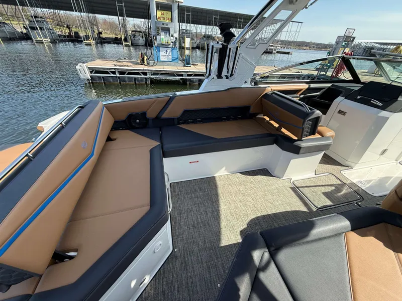 Slide: The Image of Cobalt R8 Surf 2022 - 6