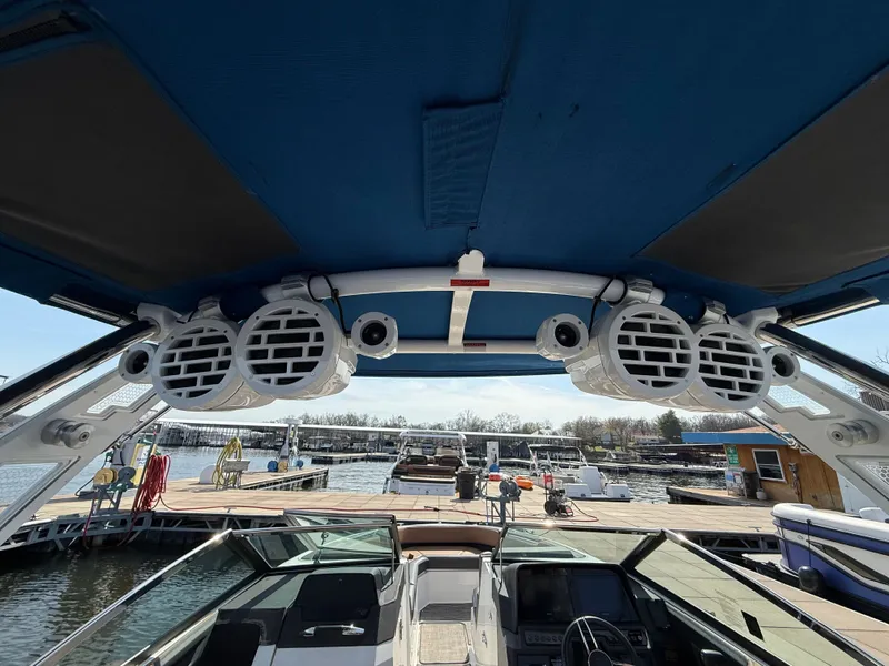 Slide: The Image of Cobalt R8 Surf 2022 - 7