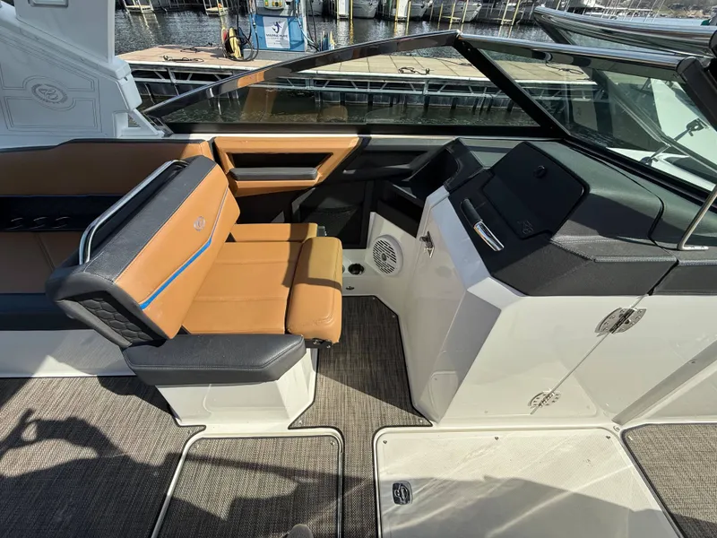 Slide: The Image of Cobalt R8 Surf 2022 - 9