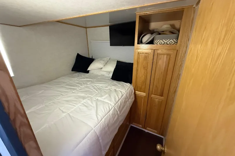 Slide: The Image of Cozy bedroom in 2006 Fun Country 5014 SunCountry Arizona Edition houseboat. - 10