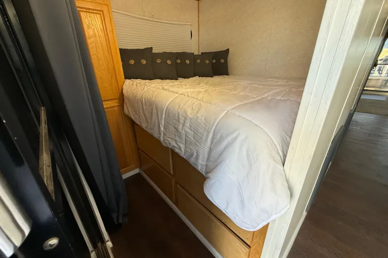 Slide: The Image of Cozy bedroom in 2006 Fun Country 5014 SunCountry Arizona Edition houseboat. - 16