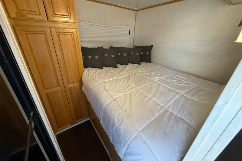 Slide: The Image of Cozy bedroom in 2006 Fun Country 5014 SunCountry Arizona Edition houseboat. - 17