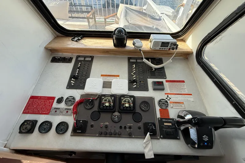 Slide: The Image of Control panel of 2006 Fun Country 5014 SunCountry Arizona Edition houseboat. - 9