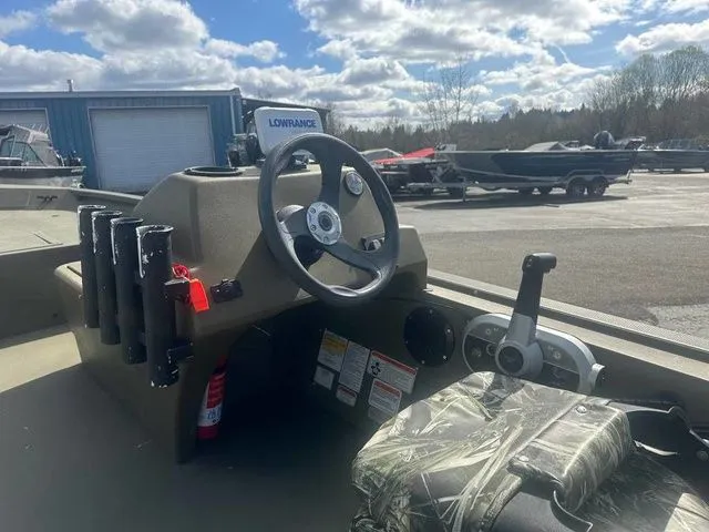 Slide: The Image of Tracker 1754 Grizzly SC 2024 - 3