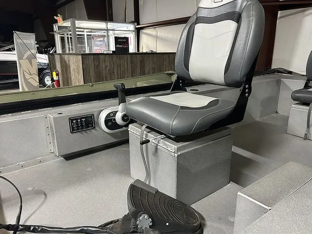 Slide: The Image of Lowe Skorpion SS 2023 - 8