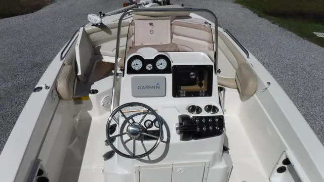 Slide: The Image of NauticStar 211 Angler 2018 - 12