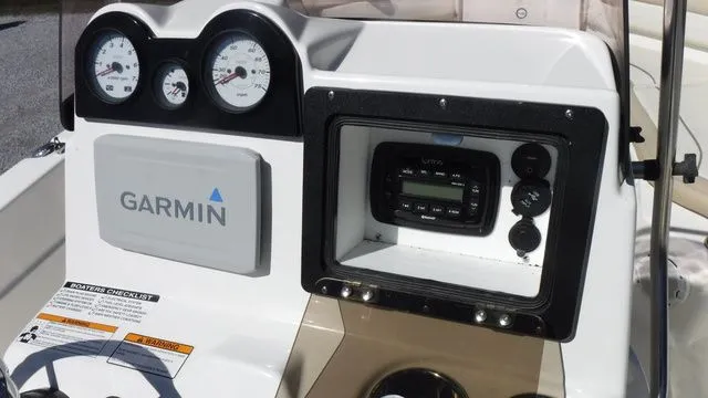 Slide: The Image of NauticStar 211 Angler 2018 - 13