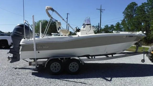 Slide: The Image of NauticStar 211 Angler 2018 - 4