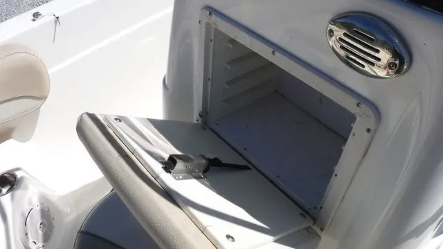 Slide: The Image of NauticStar 211 Angler 2018 - 8