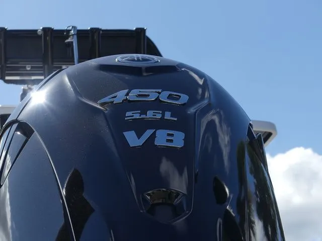 Slide: The Image of Robalo 266 Cayman SD 2026 - 11